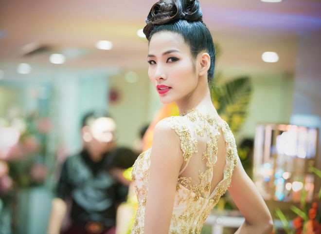 Á hậu Thụy Vân khoe chân thon sexy với váy xuyên thấu - ảnh 7